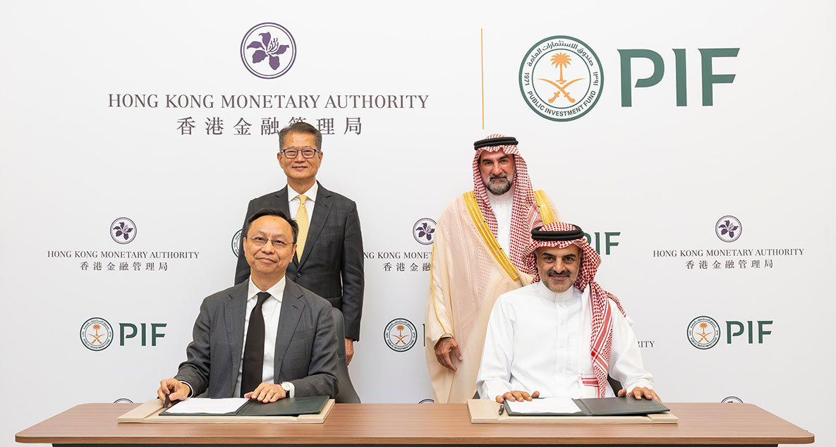 صندوق الاستثمارات العامة وسلطة النقد في هونغ كونغ يوقعان مذكرة تفاهم استثمارية خلال منتدى مستقبل الاستثمار 